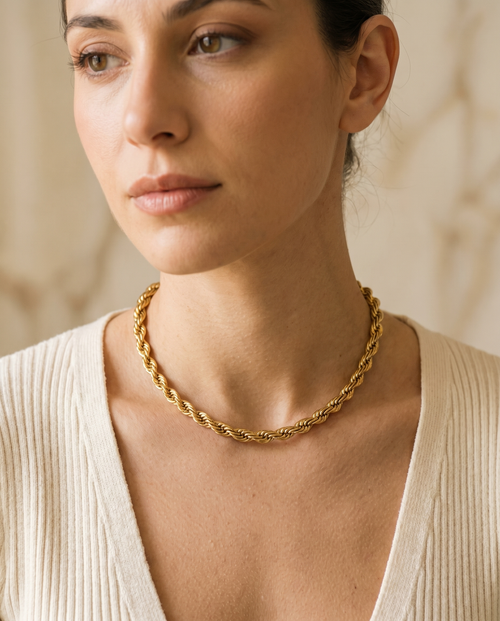 Collana Corda in acciaio 316L placcato oro 18kt indossata – Aura Gioielli
