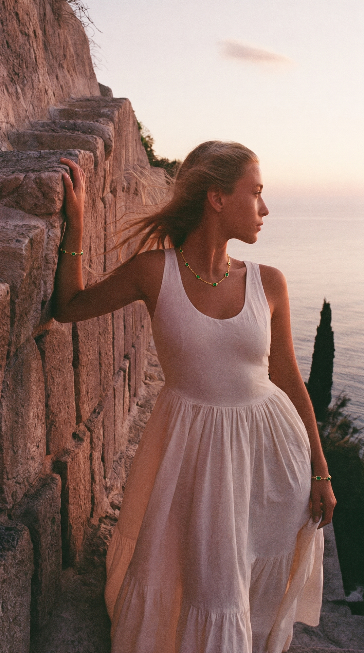 Collezione Riviera Italiana — Aura Gioielli, modella con Parure Sorrento (collana e bracciale) al tramonto sul golfo di Sorrento