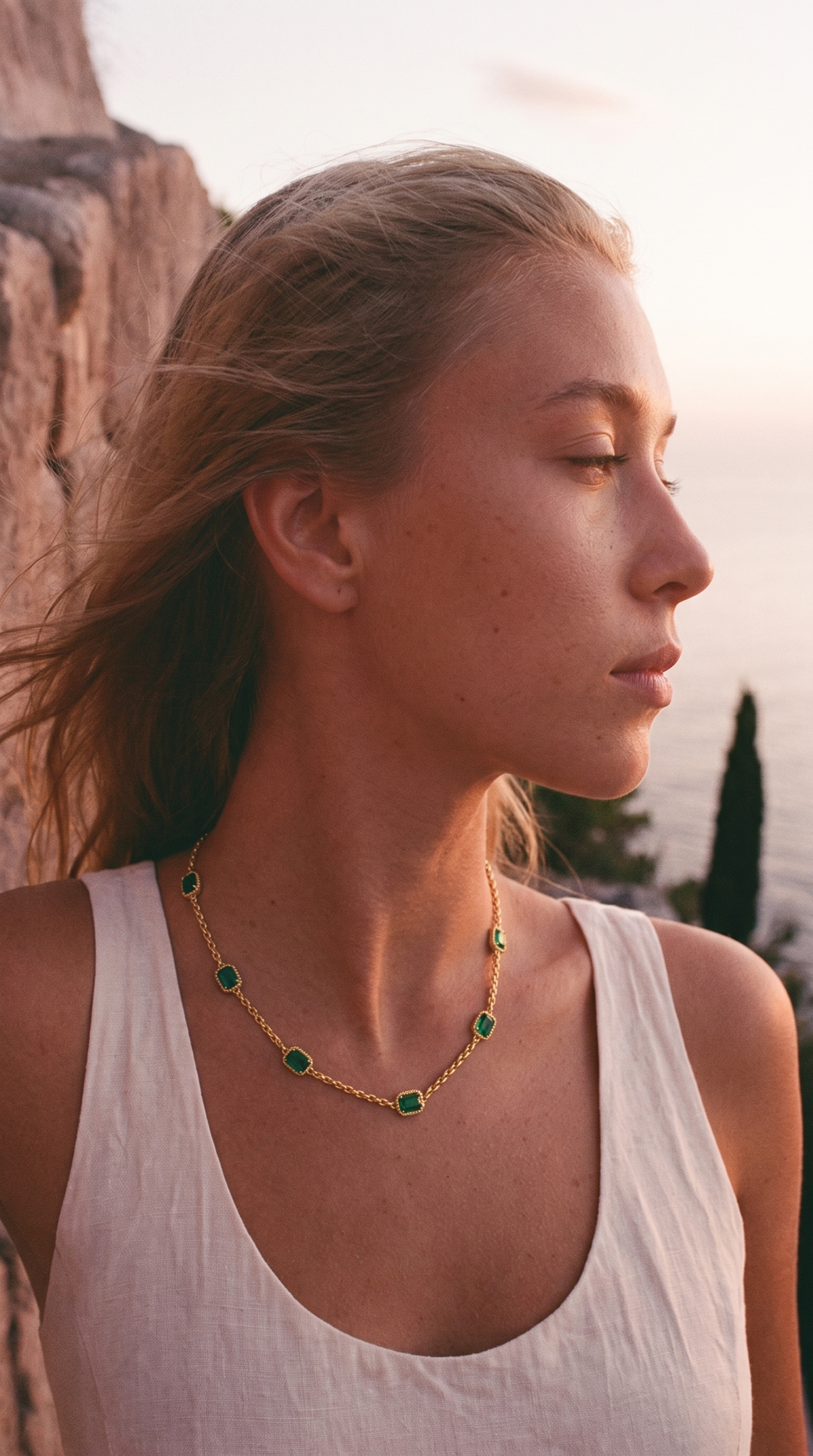 Collane Aura Gioielli — Parure Sorrento in acciaio 316L placcato oro 18kt, primo piano sul décolleté