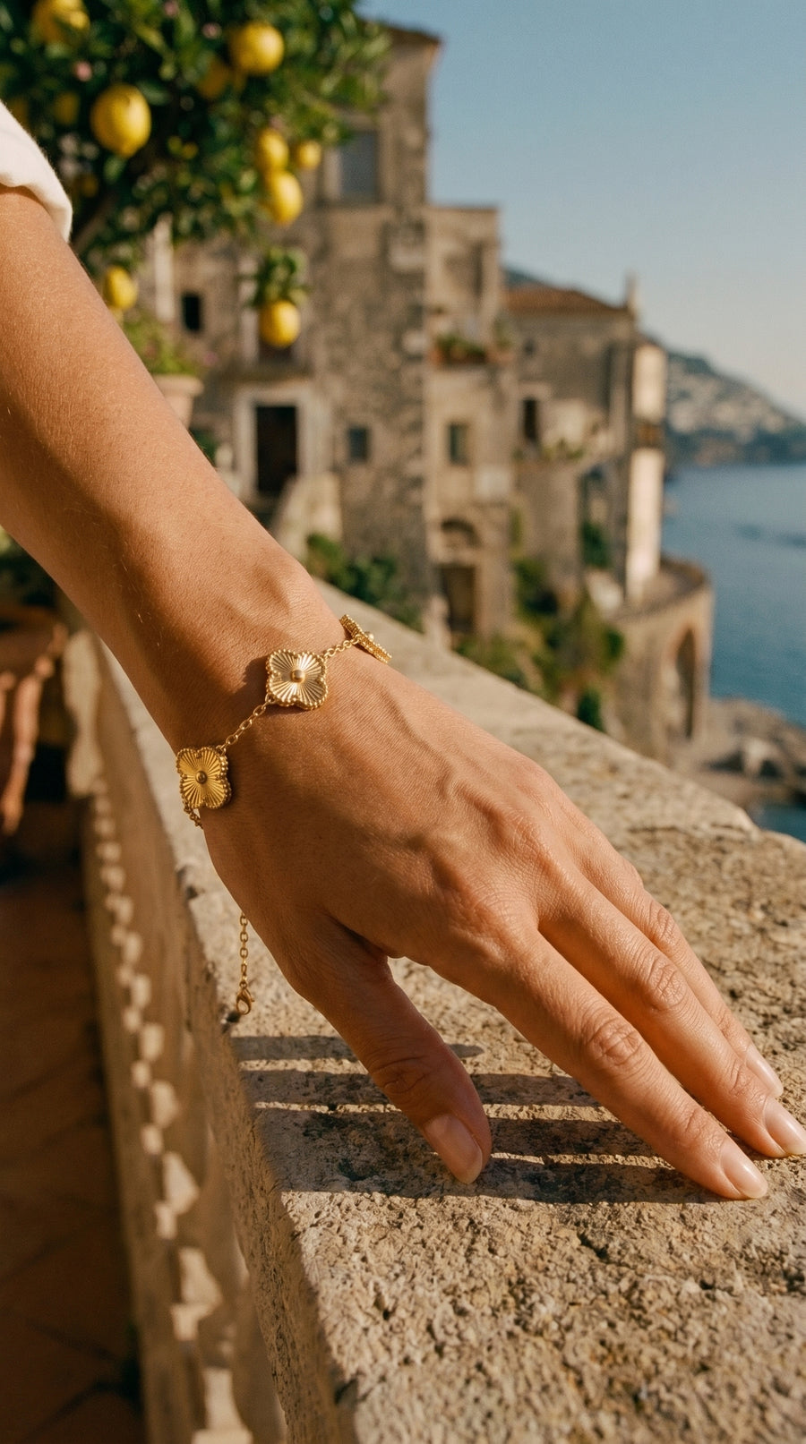 Bracciale Quadrifoglio Oro, dettaglio macro della placcatura oro 18k su acciaio 316L