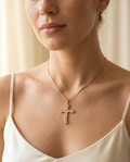Collana con Croce Zirconata in acciaio 316L placcato oro indossata – Aura Gioielli