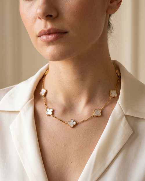 Collana Quadrifoglio in acciaio 316L placcato oro 18kt indossata – Aura Gioielli