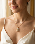 Collana Orsacchiotto zirconata in acciaio 316L placcato oro indossata – Aura Gioielli