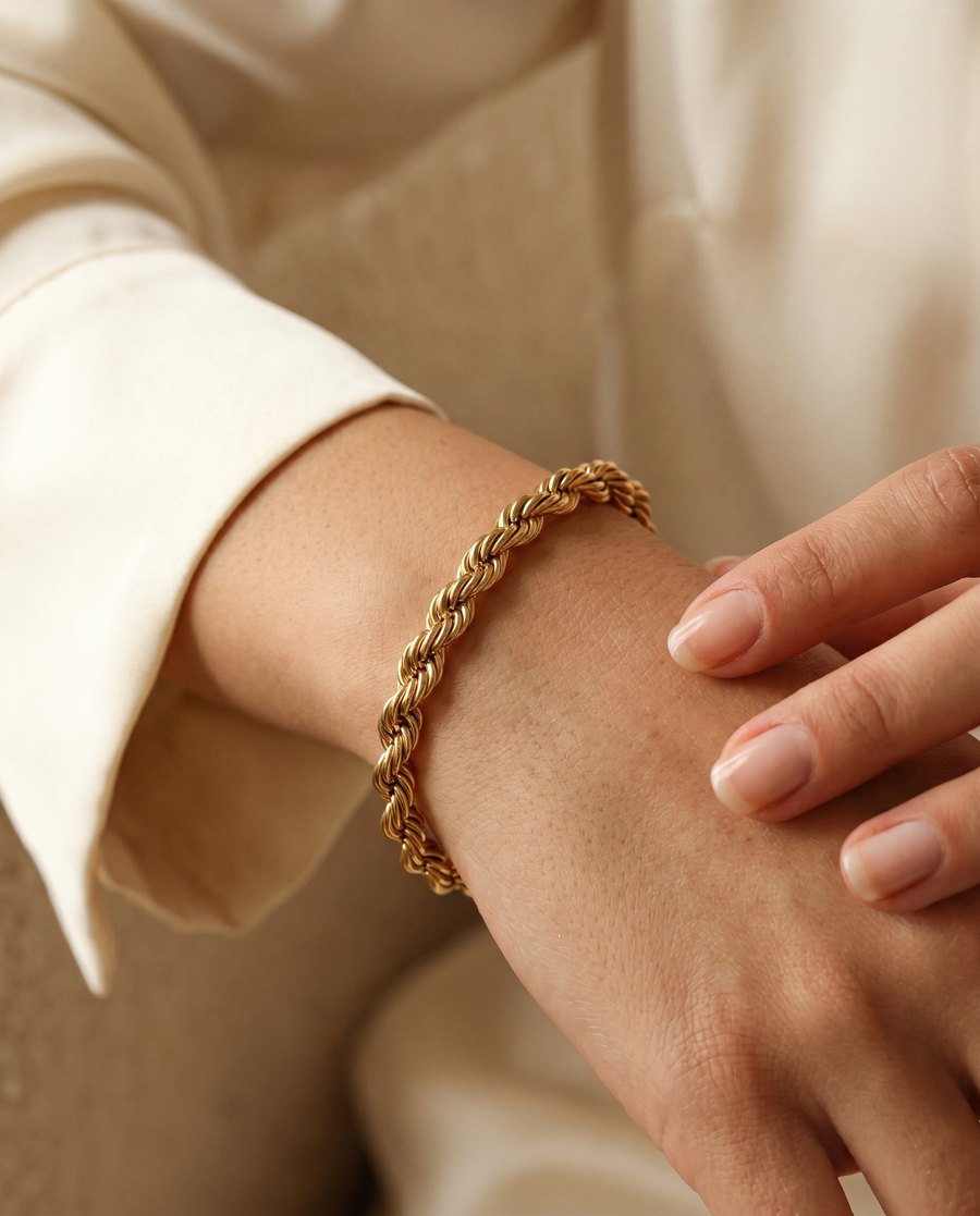 Bracciale Corda in acciaio 316L placcato oro 18kt indossato al polso – Aura Gioielli